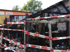 Ein Fachwerk-Anbau wurde am Samstagmorgen Raub eines Feuers. Ein Übergreifen auf benachbarte Gebäude konnte die Feuerwehr verhindern. (Foto: © Tim Oelbermann)