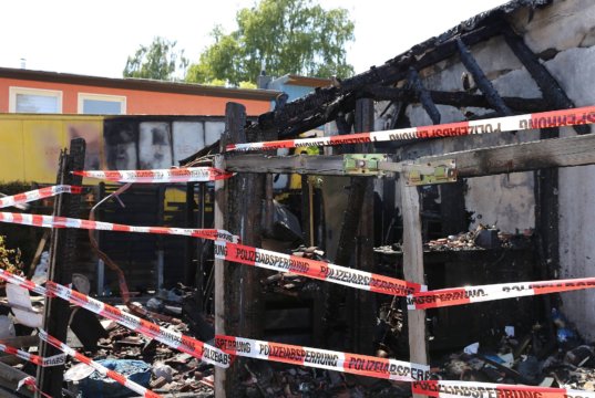 Ein Fachwerk-Anbau wurde am Samstagmorgen Raub eines Feuers. Ein Übergreifen auf benachbarte Gebäude konnte die Feuerwehr verhindern. (Foto: © Tim Oelbermann)