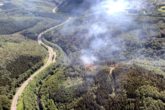 Die Feuerwehr Solingen konnte den Waldbrand aus einem Polizeihubschrauber heraus erkunden. (Foto: © Feuerwehr Solingen)