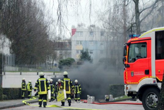 In einer Tiefgarage an der Zietenstraße brannten am Montagnachmittag Reifen, was für einen größeren Einsatz der Feuerwehr sorgte. (Foto: © Tim Oelbermann)