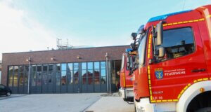 Neubau der Feuer- und Rettungswache II: Erster Bauabschnitt übergeben Am Standort Saturnstraße/Brunnenstraße ist der erste Bauabschnitt der neuen Feuer- und Rettungswache II in Solingen-Ohligs abgeschlossen. Das Gebäude bietet moderne Arbeitsbedingungen für Berufs- und Freiwillige Feuerwehr sowie Raum für Werkstätten und Einsatzvorbereitung. (Foto: © Tim Oelbermann)