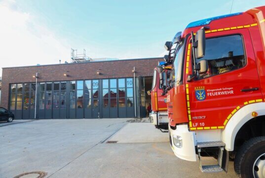 Am Standort Saturnstraße/Brunnenstraße ist der erste Bauabschnitt der neuen Feuer- und Rettungswache II in Solingen-Ohligs abgeschlossen. Das Gebäude bietet moderne Arbeitsbedingungen für Berufs- und Freiwillige Feuerwehr sowie Raum für Werkstätten und Einsatzvorbereitung. (Foto: © Tim Oelbermann)