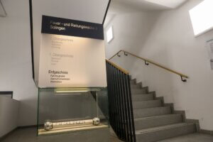 Im Inneren der neuen Wache: Das Gebäude bietet auf mehreren Ebenen moderne Räume für Einsatzkräfte, Werkstätten und Schulungen. (Foto: © Tim Oelbermann)