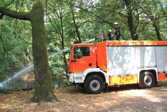 Die Feuerwehr griff am Freitag den Technischen Betrieben (TBS) unter die Arme und schoss tausende Liter Wasser in die beiden Teiche der Parkanlage Gerberstraße in Gräfrath. (Foto: © Bastian Glumm)