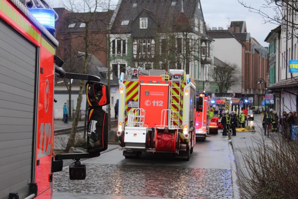 Am späten Dienstagnachmittag wurde die Feuerwehr zu einem Kellerbrand an die Aachener Straße gerufen. Es handelte sich zum Glück nur um glimmendes Laub in einem Lichtschacht. (Foto: © Das SolingenMagazin)