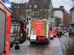 Am späten Dienstagnachmittag wurde die Feuerwehr zu einem Kellerbrand an die Aachener Straße gerufen. Es handelte sich zum Glück nur um glimmendes Laub in einem Lichtschacht. (Foto: © Das SolingenMagazin)
