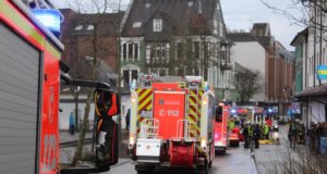 Am späten Dienstagnachmittag wurde die Feuerwehr zu einem Kellerbrand an die Aachener Straße gerufen. Es handelte sich zum Glück nur um glimmendes Laub in einem Lichtschacht. (Foto: © Das SolingenMagazin)