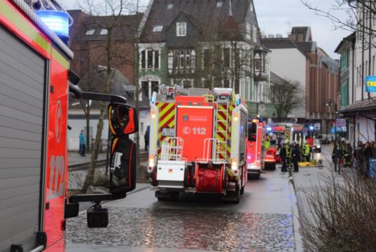 Am späten Dienstagnachmittag wurde die Feuerwehr zu einem Kellerbrand an die Aachener Straße gerufen. Es handelte sich zum Glück nur um glimmendes Laub in einem Lichtschacht. (Foto: © Das SolingenMagazin)