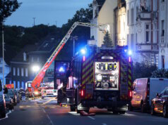 Am Dienstagabend wurde die Feuerwehr gegen 21 Uhr zu einem Brandeinsatz auf die Cronenberger Straße alarmiert. (Foto: © Tim Oelbermann)