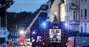 Am Dienstagabend wurde die Feuerwehr gegen 21 Uhr zu einem Brandeinsatz auf die Cronenberger Straße alarmiert. (Foto: © Tim Oelbermann)