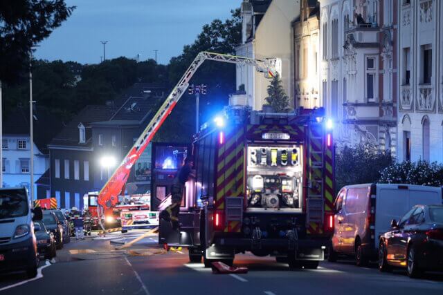 Am Dienstagabend wurde die Feuerwehr gegen 21 Uhr zu einem Brandeinsatz auf die Cronenberger Straße alarmiert. (Foto: © Tim Oelbermann)