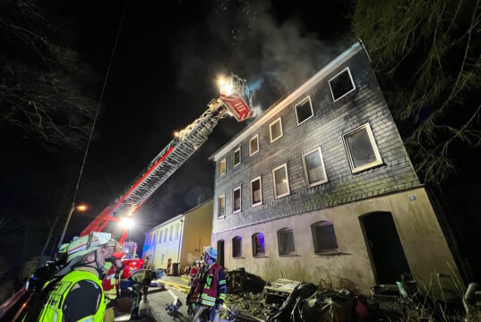 Die Feuerwehr wurde in der Nacht zu Donnerstag zu einem Brandeinsatz an der Straße Lindersberg alarmiert. (Foto: © Tim Oelbermann)