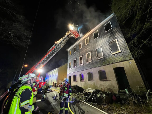 Die Feuerwehr wurde in der Nacht zu Donnerstag zu einem Brandeinsatz an der Straße Lindersberg alarmiert. (Foto: © Tim Oelbermann)