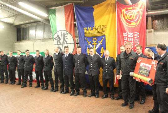 Nach 18 Monaten Ausbildungszeit bekamen am Donnerstagabend die 13 Teilnehmer des Grundlehrgangs der Berufsfeuerwehr Solingen ihre Ernennungsurkunden zum Brandmeister. (Foto: © Bastian Glumm)