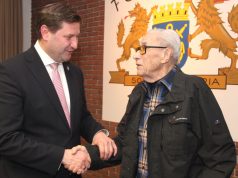 Heinz Quitmann ist seit 70 Jahren Mitglied der Feuerwehr Solingen. Dafür wurde der ehemalige Beamte der Berufsfeuerwehr am Donnerstagabend geehrt. Oberbürgermeister Tim Kurzbach gratulierte und bedankte sich. (Foto: © Bastian Glumm)