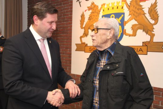 Heinz Quitmann ist seit 70 Jahren Mitglied der Feuerwehr Solingen. Dafür wurde der ehemalige Beamte der Berufsfeuerwehr am Donnerstagabend geehrt. Oberbürgermeister Tim Kurzbach gratulierte und bedankte sich. (Foto: © Bastian Glumm)