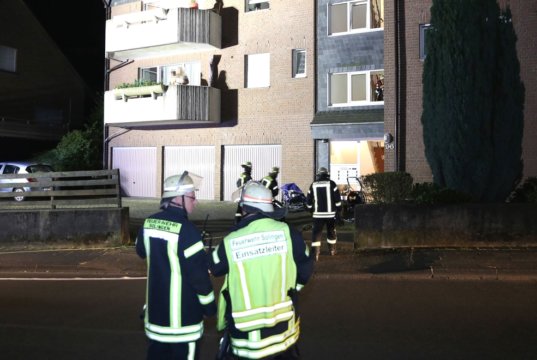 In der Nacht rückte die Feuerwehr zu einem Brandeinsatz an der Hacketäuer Straße aus. (Foto: © Tim Oelbermann)