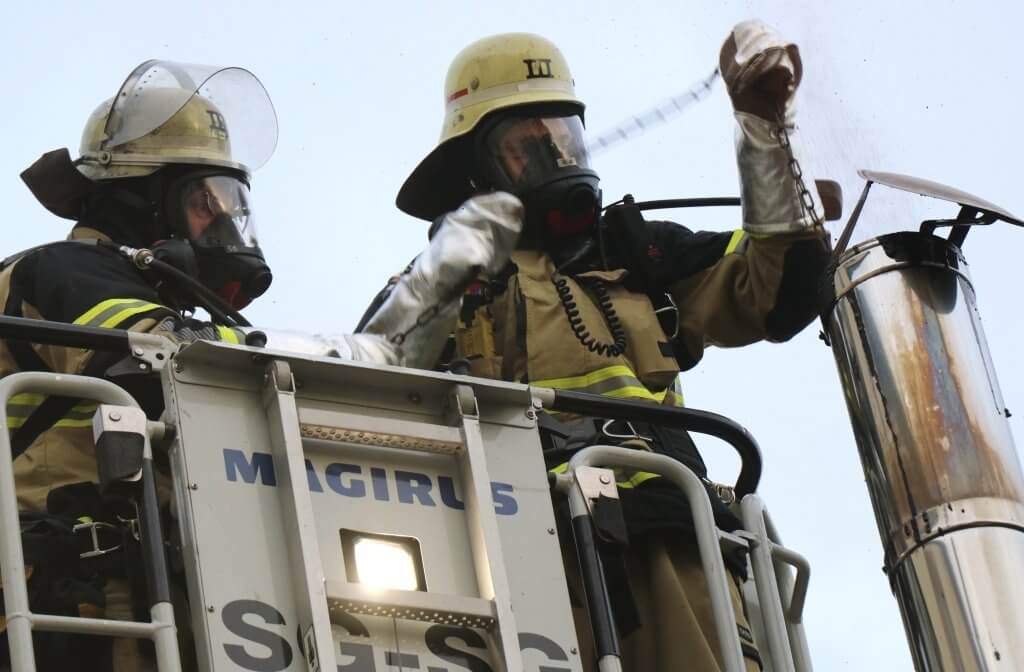 Die Feuerwehr, die mit etwa 25 Einsatzkräften an der Focher Straße vor Ort war, reinigte den Kamin und entfernte vorhandene Glutnester. (Foto: © Bastian Glumm)