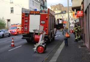 Kurzzeitig mussten Teile der Focher Straße aufgrund der Einsatzmaßnahmen gesperrt werden. (Foto: © Bastian Glumm)