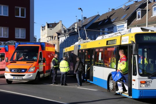 Im Bereich der Kreuzung Kullerstraße/Cronenberger Straße kam es zu einem Beinahunfall, wodurch ein Bus der Stadtwerke eine Vollbremsung machen musste. (Foto: © Das SolingenMagazin)