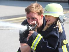 Wasser marsch! Michael Klapper von der Solinger Feuerwehr half den Mädchen und Jungs am Montagvormittag beim "Löschen". (Foto: © B. Glumm)