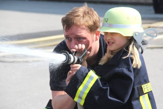 Wasser marsch! Michael Klapper von der Solinger Feuerwehr half den Mädchen und Jungs am Montagvormittag beim "Löschen". (Foto: © B. Glumm)