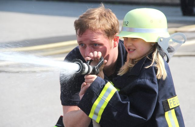 Wasser marsch! Michael Klapper von der Solinger Feuerwehr half den Mädchen und Jungs am Montagvormittag beim 