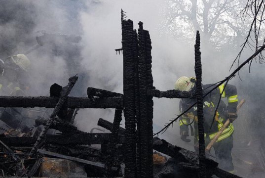 Die Feuerwehr rückte am Sonntagnachmittag zum Elsterbuscher Weg aus, da dort aufgrund eines Blitzeinschlags in eine Zypresse der Baum in etwa zwöf Metern Höhe Feuer fing. Das Feuer breitete sich auf die umstehenden Bäume und Hecken aus. Eine in dem Gartengelände stehende Laube stand beim Eintreffen der Feuerwehr bereits im Vollbrand. (Foto: © Das SolingenMagazin)
