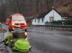 Zur Stunde dauern die Nachlöscharbeiten an. Die Brandursache ist Gegenstand der kriminalpolizeilichen Ermittlungen. (Foto: © Das SolingenMagazin)