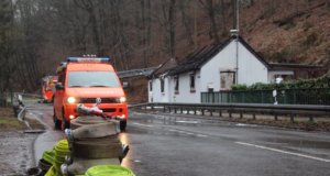 Zur Stunde dauern die Nachlöscharbeiten an. Die Brandursache ist Gegenstand der kriminalpolizeilichen Ermittlungen. (Foto: © Das SolingenMagazin)