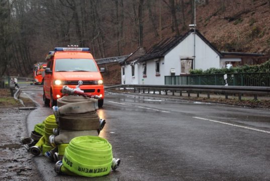 Zur Stunde dauern die Nachlöscharbeiten an. Die Brandursache ist Gegenstand der kriminalpolizeilichen Ermittlungen. (Foto: © Das SolingenMagazin)