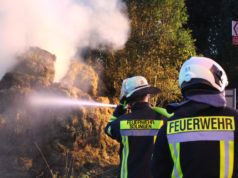 Am Dienstagabend brannten 80 Heuballen an der Straße Angerscheid in Oberburg. Die Feuerwehr Solingen bekam für die Löscharbeiten Unterstützung aus Wermelskirchen. (Foto: © Tim Oelbermann)