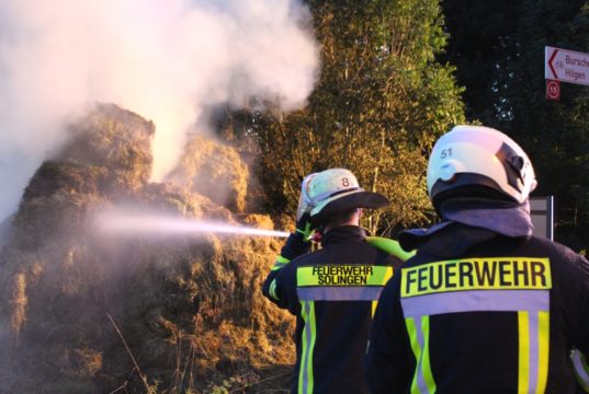 Am Dienstagabend brannten 80 Heuballen an der Straße Angerscheid in Oberburg. Die Feuerwehr Solingen bekam für die Löscharbeiten Unterstützung aus Wermelskirchen. (Foto: © Tim Oelbermann)