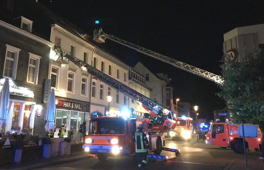 Mit zwei Drehleitern rettete die Feuerwehr vier Personen aus den oberen Stockwerken des Gebäudes am Neumarkt. (Foto: © Tim Oelbermann)