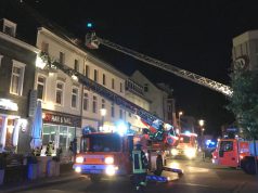 Mit zwei Drehleitern rettete die Feuerwehr vier Personen aus den oberen Stockwerken des Gebäudes am Neumarkt. (Foto: © Tim Oelbermann)