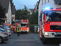 Die Feuerwehr rückte am Montagabend zu einem Brandeinsatz zur Straße Degenhof aus. In einem Mehrfamilienhaus entzündete sich ein Spielzeug. (Foto: © Tim Oelbermann)