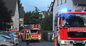 Die Feuerwehr rückte am Montagabend zu einem Brandeinsatz zur Straße Degenhof aus. In einem Mehrfamilienhaus entzündete sich ein Spielzeug. (Foto: © Tim Oelbermann)