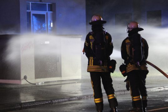 Am späten Samstagnachmittag löschte Die Feuerwehr ein in Brand geratenes Trafohäuschen an der Focher Straße. (Foto: © Bastian Glumm)