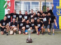 Die Wachabteilung 1 der Feuer- und Rettungswache I an der Katternbergerstraße hat am Samstag ein internes Turnier der Berufsfeuerwehr Solingen im Fußballtennis für sich entschieden und den Pokal geholt. (Foto: © Feuerwehr Solingen)