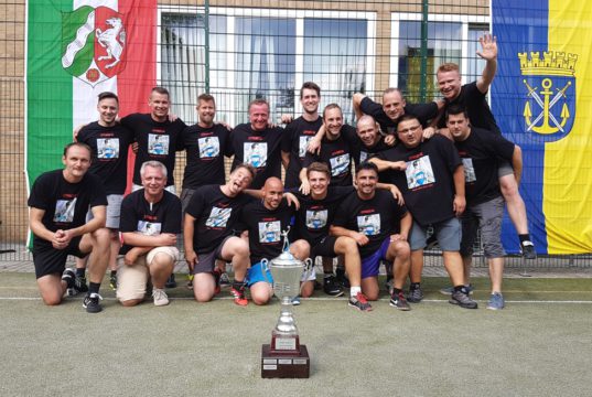Die Wachabteilung 1 der Feuer- und Rettungswache I an der Katternbergerstraße hat am Samstag ein internes Turnier der Berufsfeuerwehr Solingen im Fußballtennis für sich entschieden und den Pokal geholt. (Foto: © Feuerwehr Solingen)