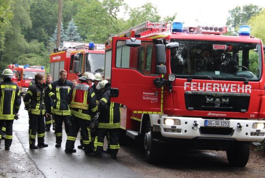 Sturmtief "Thomas" schüttelte Solingen am Donnerstag gehörig durch. Viel zu tun für die Feuerwehr, die mit insgesamt 130 Einsatzkräften im gesamten Stadtgebiet unterwegs war. (Archivfoto: © B. Glumm)