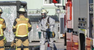 Am Freitagvormittag rückte die Feuerwehr Solingen zu einem Gefahrguteinsatz in einem Unternehmen an der Schorberger Straße aus. (Foto: © Tim Oelbermann)