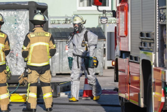 Am Freitagvormittag rückte die Feuerwehr Solingen zu einem Gefahrguteinsatz in einem Unternehmen an der Schorberger Straße aus. (Foto: © Tim Oelbermann)