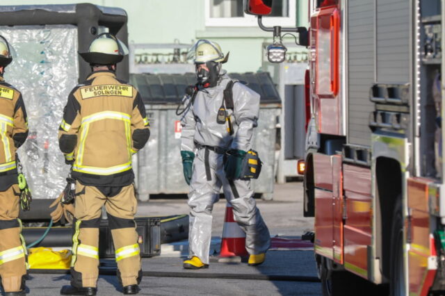 Am Freitagvormittag rückte die Feuerwehr Solingen zu einem Gefahrguteinsatz in einem Unternehmen an der Schorberger Straße aus. (Foto: © Tim Oelbermann)