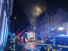Am frühen Montagmorgen wurde die Feuerwehr Solingen gegen 02.47 Uhr zu einem Wohnungsbrand an der Grünewalder Straße in Höhscheid alarmiert. (Foto: © Tim Oelbermann)