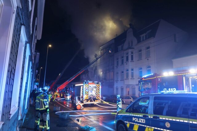Am frühen Montagmorgen wurde die Feuerwehr Solingen gegen 02.47 Uhr zu einem Wohnungsbrand an der Grünewalder Straße in Höhscheid alarmiert. (Foto: © Tim Oelbermann)