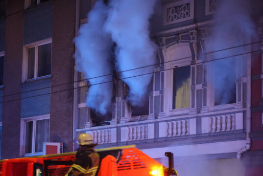 Vier Menschen starben bei einem Wohnungsbrand in Solingen an der Grünewalder Straße. Polizei und Staatsanwaltschaft gehen von Brandstiftung aus, es konnte Brandbeschleuniger nachgewiesen werden. (Foto: © Tim Oelbermann)