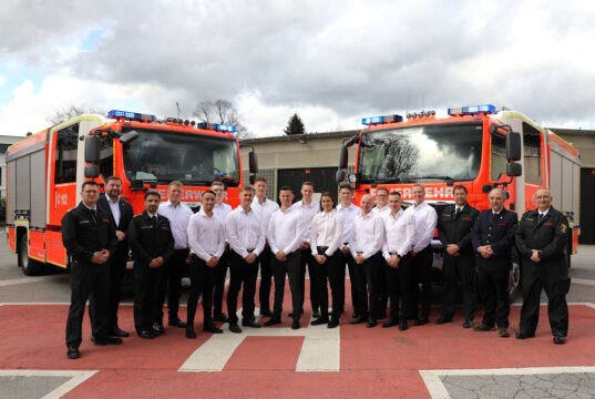 Zwölf zukünftige Brandmeisteranwärter und eine Brandmeisteranwärterin starten jetzt in ihre Ausbildung bei der Solinger Feuerwehr. (Foto: © Bastian Glumm)
