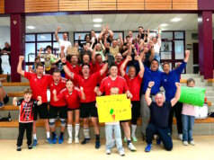 Handballer der Solinger Feuerwehr holen den deutschen Titel Großer Jubel nach dem Titelgewinn: Die Handballmannschaft der Feuerwehr Solingen sicherte sich bei den 23. inoffiziellen Deutschen Hallenhandball-Meisterschaften der Berufsfeuerwehren in Hagen erstmals die Meisterschaft. (Foto: © Stadt Solingen)