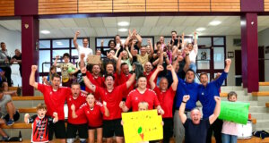Handballer der Solinger Feuerwehr holen den deutschen Titel Großer Jubel nach dem Titelgewinn: Die Handballmannschaft der Feuerwehr Solingen sicherte sich bei den 23. inoffiziellen Deutschen Hallenhandball-Meisterschaften der Berufsfeuerwehren in Hagen erstmals die Meisterschaft. (Foto: © Stadt Solingen)